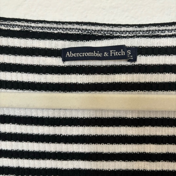 Black and white Abercrombie & Fitch striped crop top - Picture 3 of 4